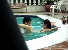 casal transando dentro da água no clube