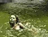 Flagra Viviane Araújo pelada toma banho em cachoeira