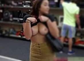 gostosa faz sexo na loja fudendo
