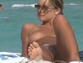 Nua na praia de nudismo loira novinha gostosa