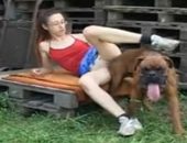 Cão foguento chupando xaninha da ninfeta e metendo