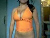 Amadora nua em striptease caseiro