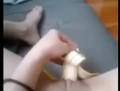 Menina novinha se masturbando com Banana