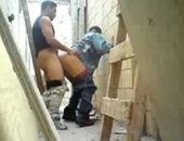 Menino dando o cu na obra
