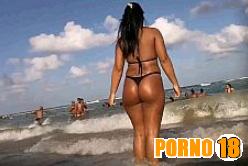 novinha na praia de biquini