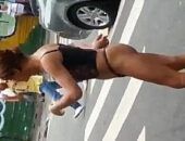 Travesti pelado no Centro, chama atenção nu